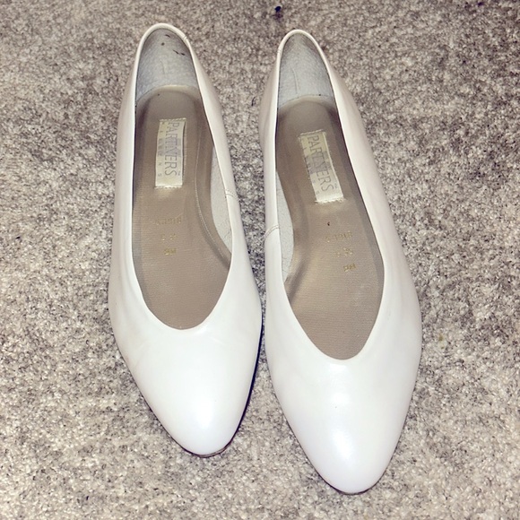 Super cute Vintage Partners in Crime size 8 flats -All White!! - Picture 2 of 4